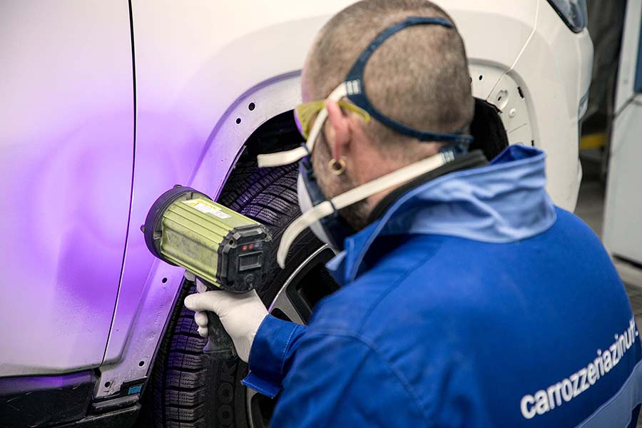 Lampada UV per riscaldare fondo specifico - Carrozzeria Zinutti a Tolmezzo