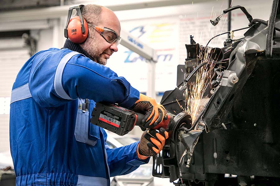 Taglio lamiera - Carrozzeria Zinutti a Tolmezzo