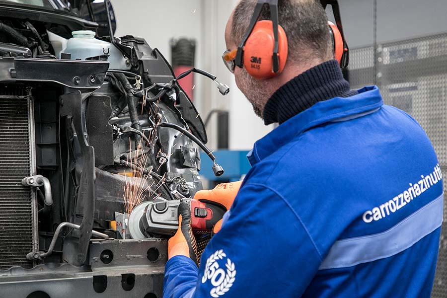 Taglio lamiera - Carrozzeria Zinutti a Tolmezzo